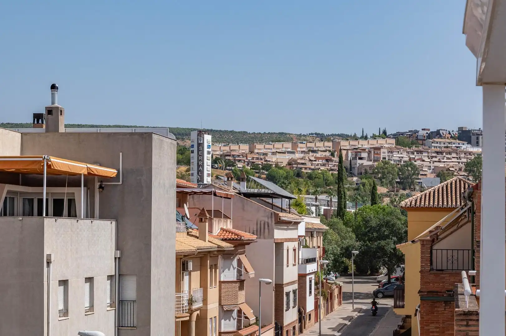 Außenansicht von Einfamilien-Reihenhaus zum Verkauf in Granada mit Klimaanlage