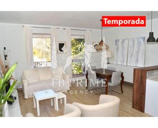 Sala d'estar de Pis de lloguer en  Barcelona Capital amb Parquet, Moblat i Balcó