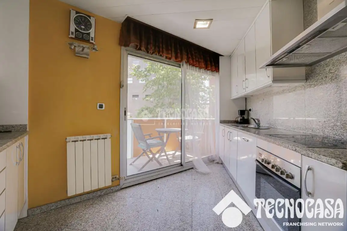 Küche von Wohnung zum Verkauf in Barcelona mit Klimaanlage, Abstellraum und Balkon