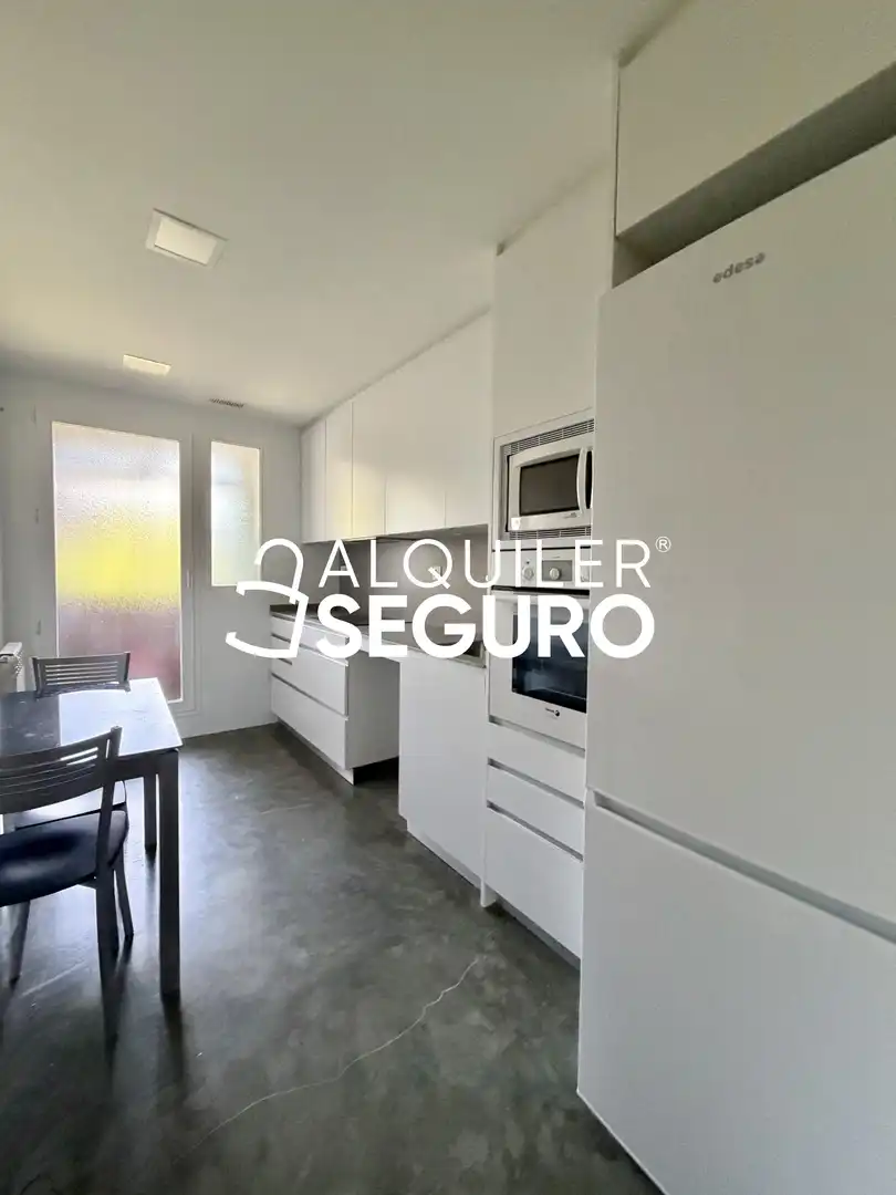 Cocina de Piso de alquiler en Las Rozas de Madrid con Calefacción y Piscina