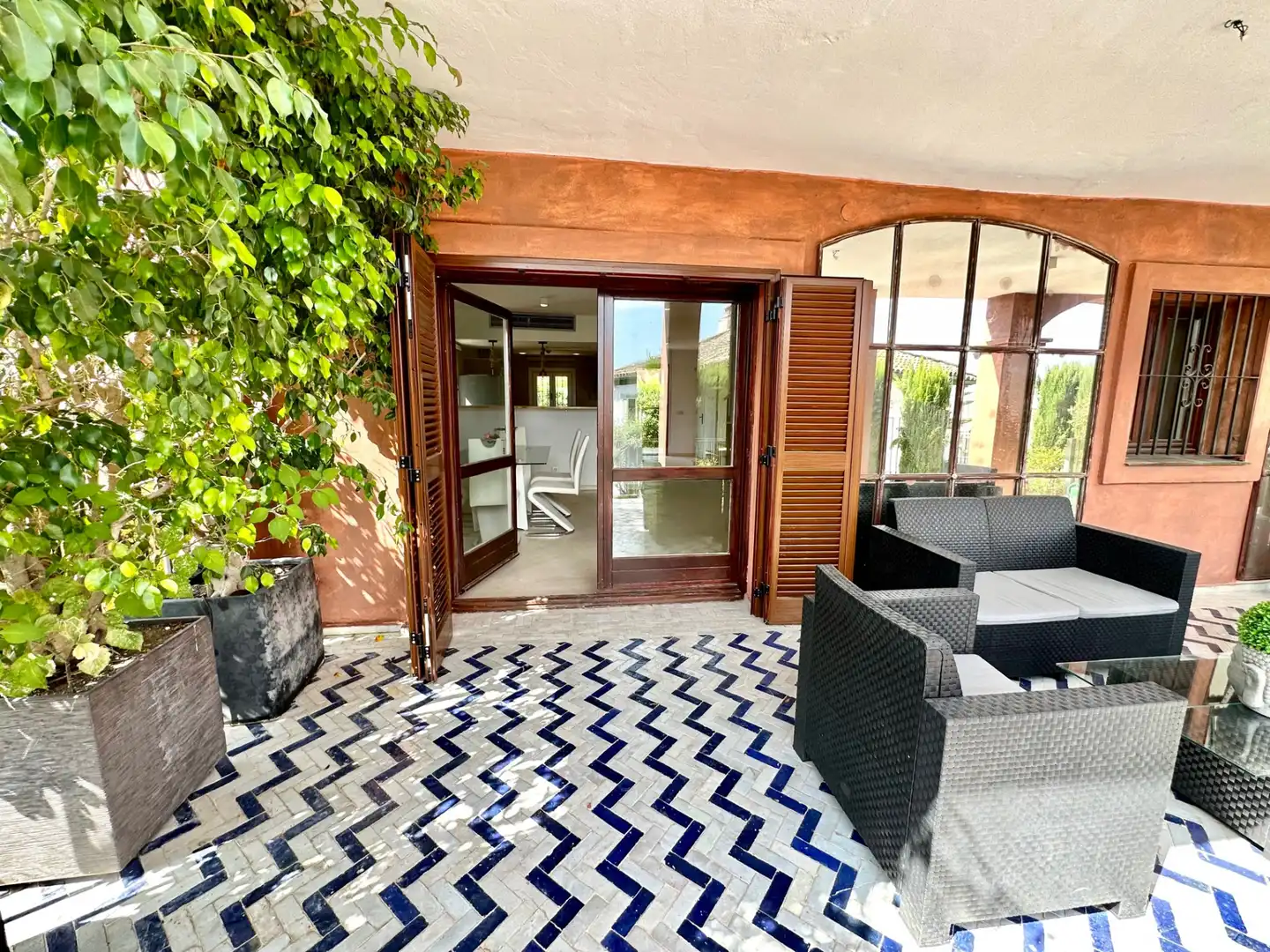 Terrasse von Einfamilien-Reihenhaus zum Verkauf in Marbella mit Klimaanlage, Privatgarten und Terrasse
