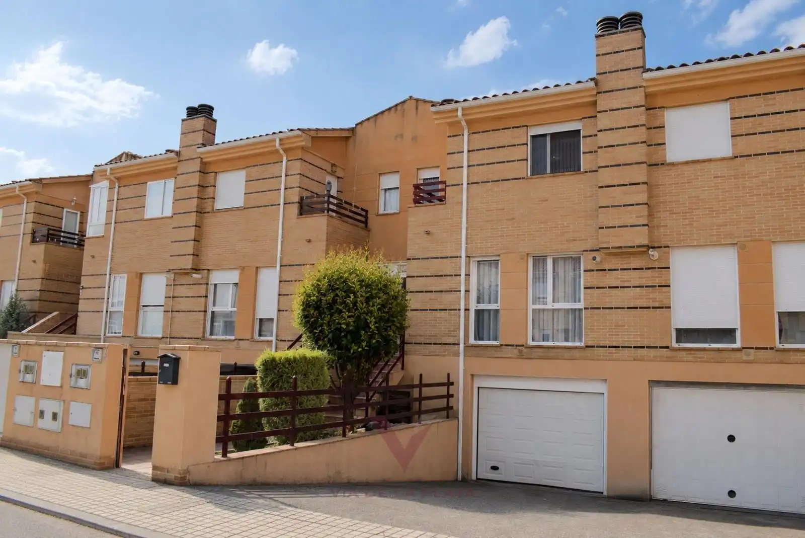 Vista exterior de Casa adosada en venta en Monterrubio de Armuña con Calefacción, Jardín privado y Parquet