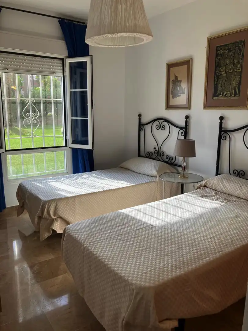 Schlafzimmer von Einfamilien-Reihenhaus zum Verkauf in Estepona mit Klimaanlage, Terrasse und Schwimmbad