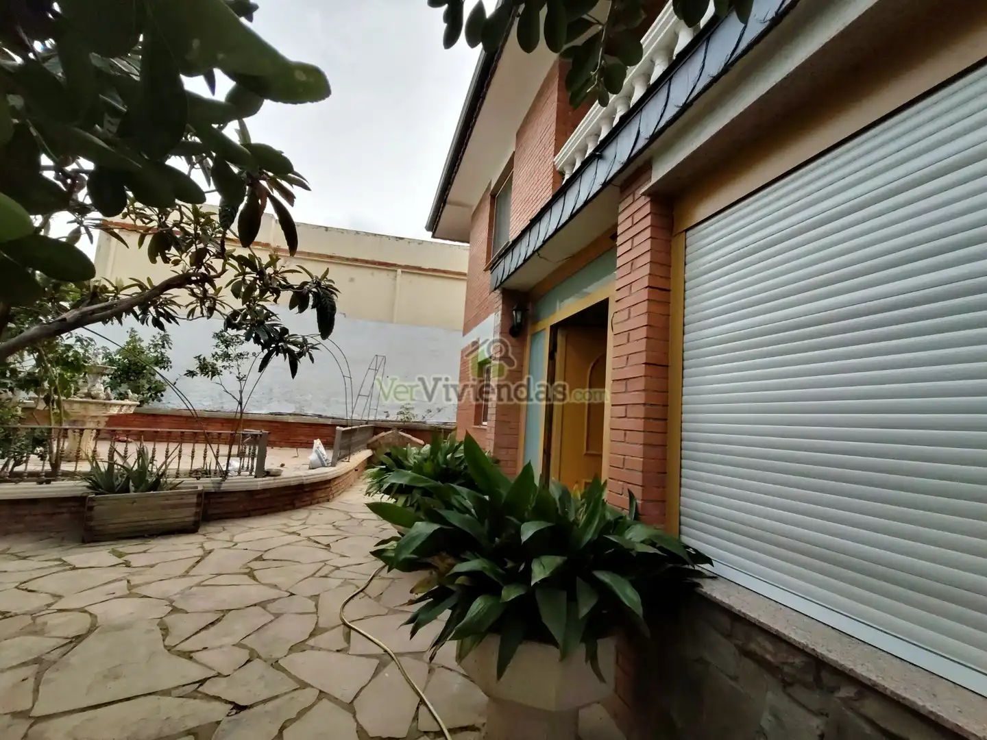 Vista exterior de Casa o xalet en venda en Cerdanyola del Vallès amb Calefacció, Jardí privat i Parquet