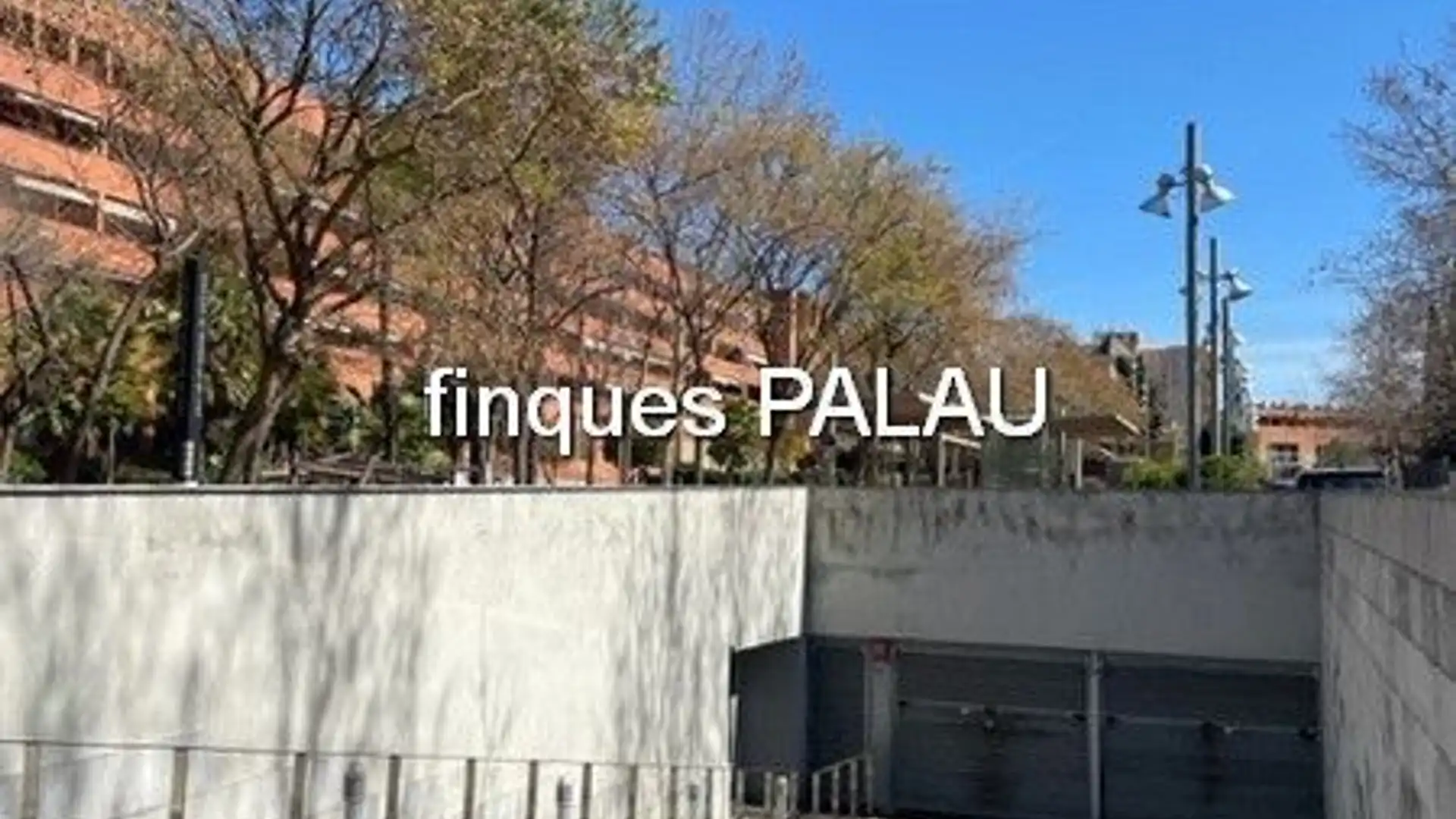 Vista exterior de Garaje en venta en Sant Just Desvern