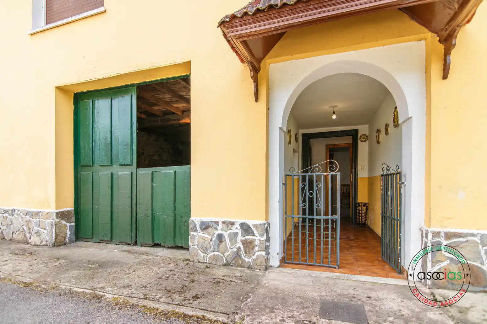 Casa o chalet en venta en Las Regueras   con Calefacción y Jardín privado
