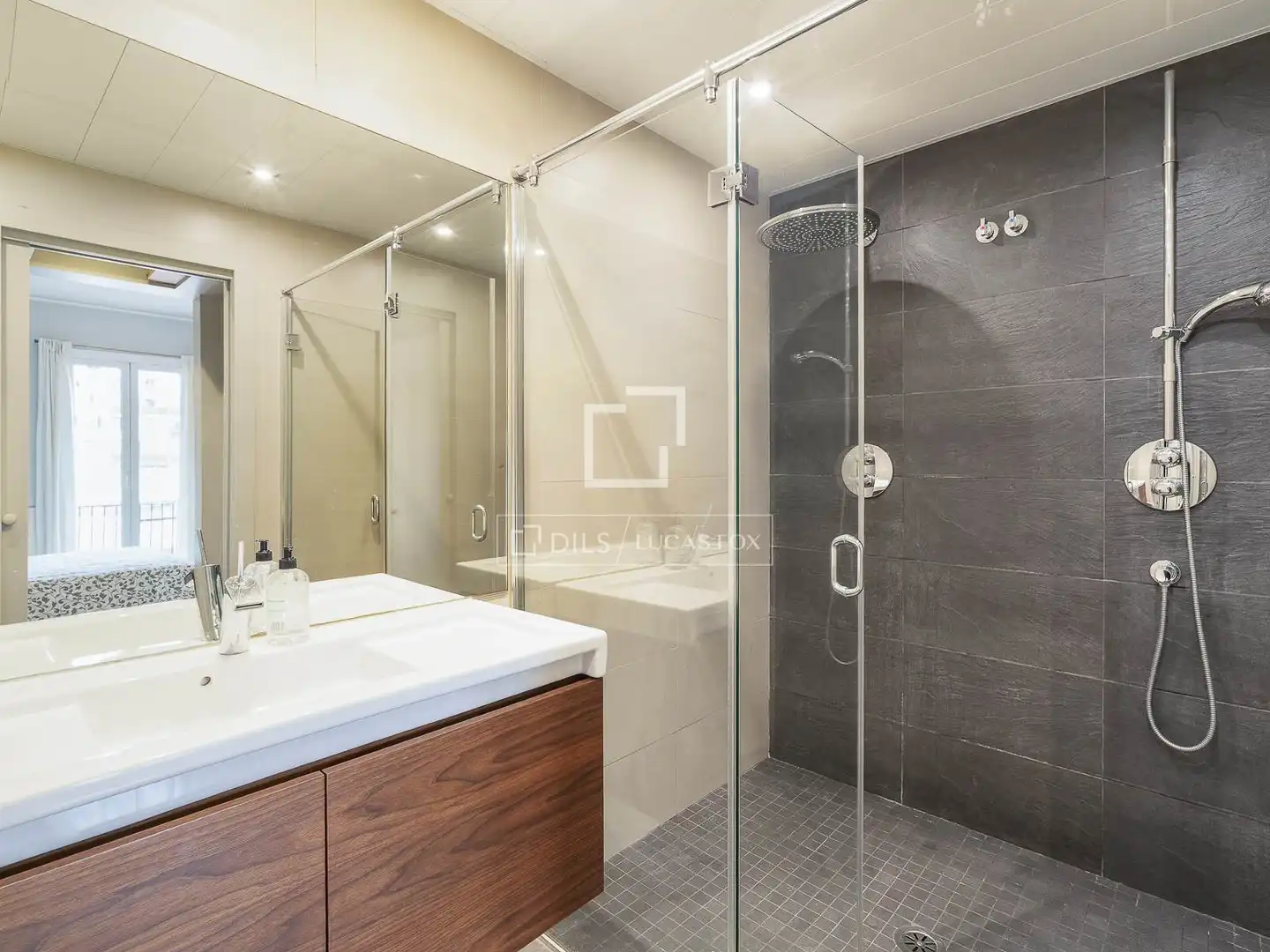 Baño de Piso en venta en Barcelona con Aire acondicionado, Terraza y Amueblado