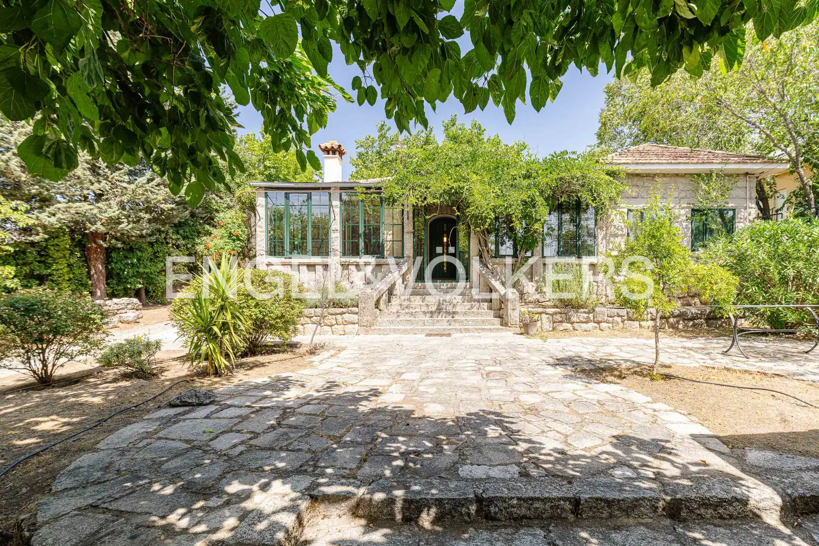 Vista exterior de Casa o xalet en venda en Hoyo de Manzanares amb Calefacció, Jardí privat i Terrassa