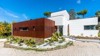 Vista exterior de Casa o xalet en venda en Las Rozas de Madrid amb Aire condicionat i Piscina