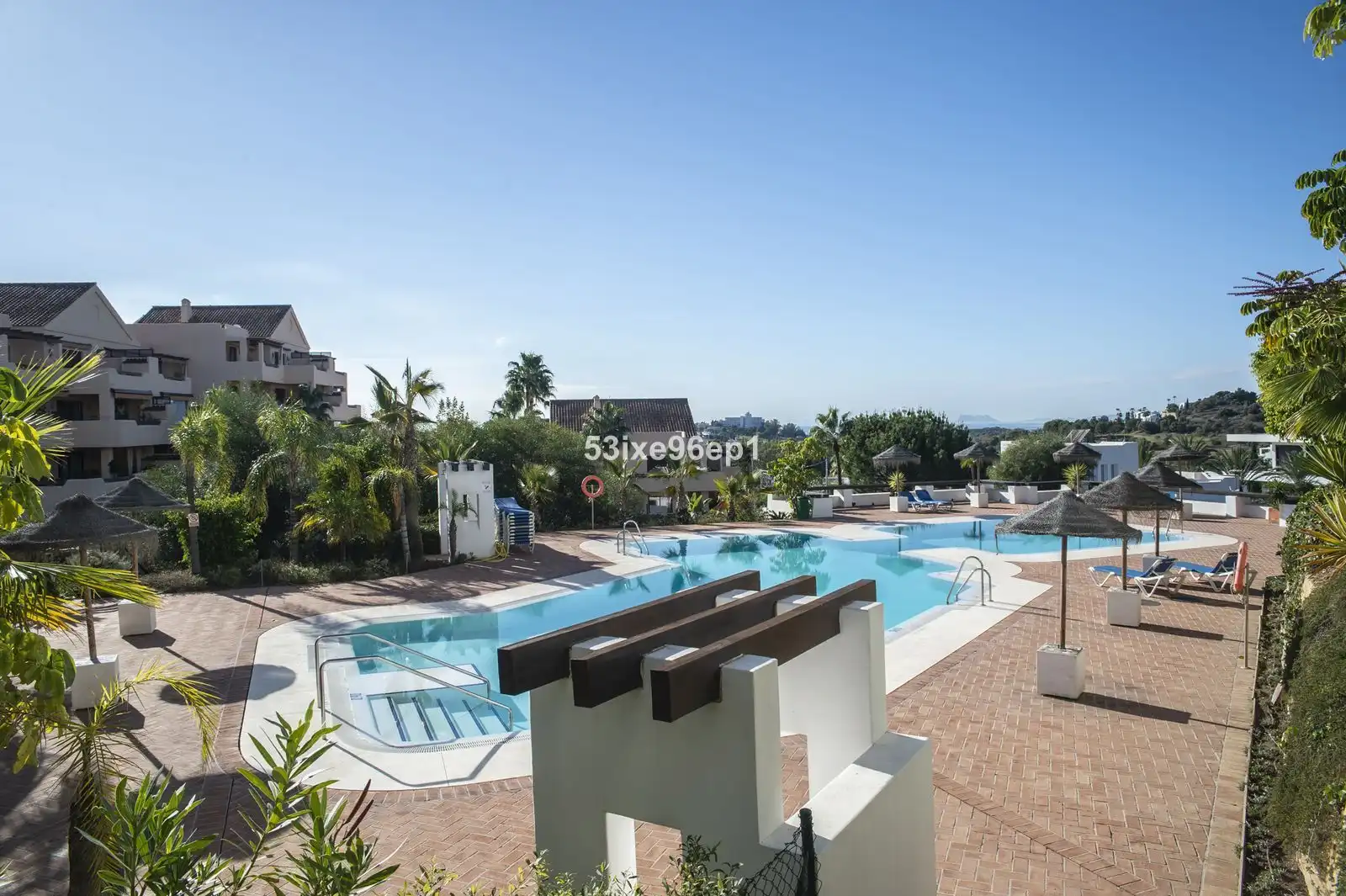 Piscina de Apartament en venda en Benahavís amb Traster, Moblat i Piscina comunitària