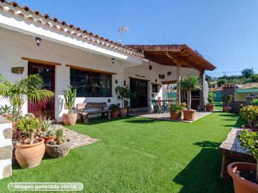 Casa amb balcó en venda a Calle El Vincol