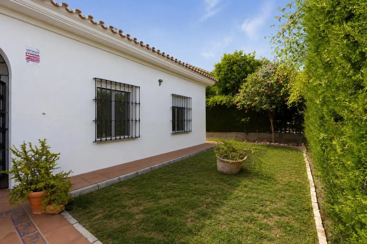 Jardí de Casa o xalet en venda en Sanlúcar la Mayor amb Jardí privat, Traster i Piscina