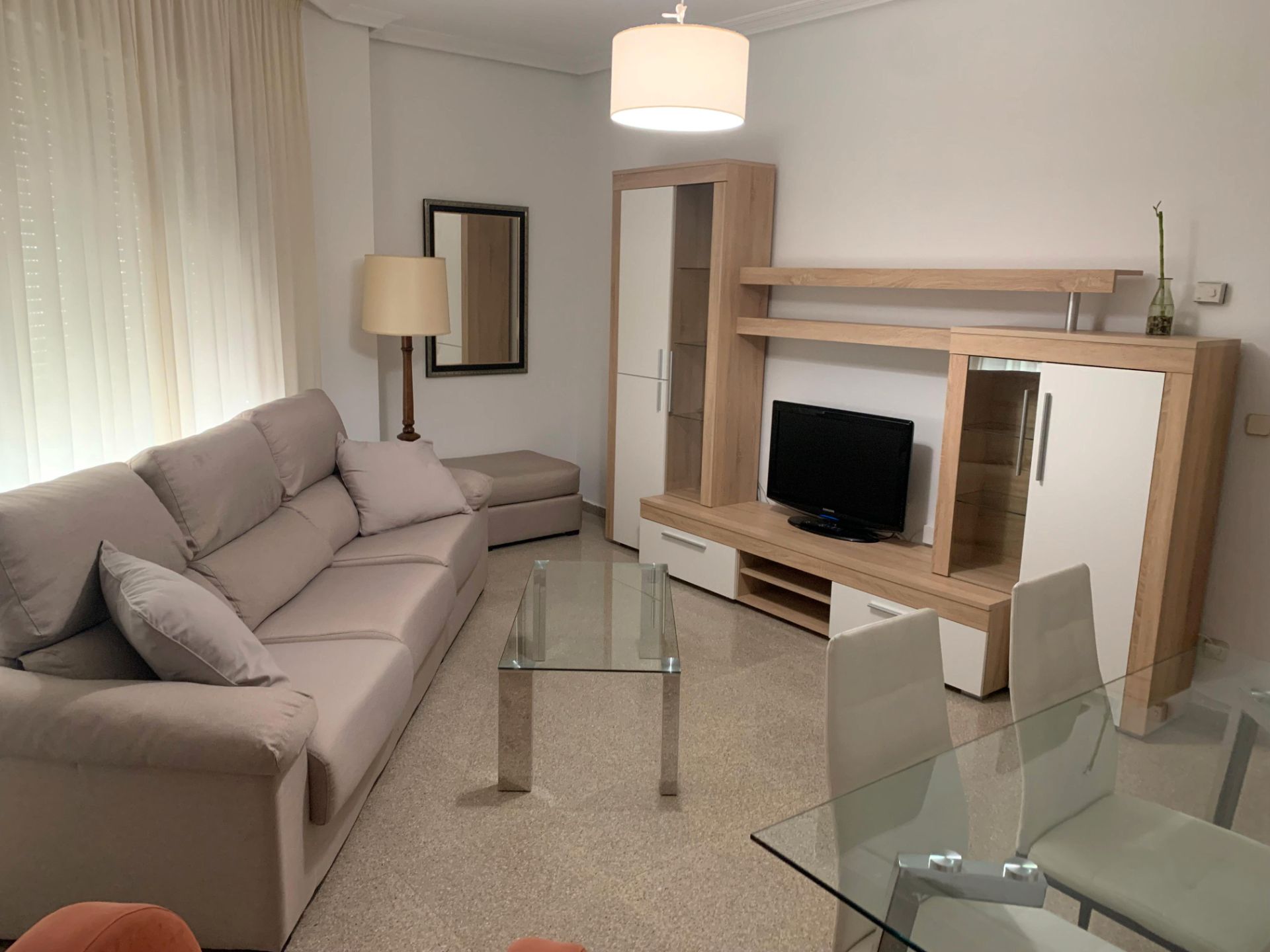 Sala d'estar de Apartament de lloguer en  Albacete Capital amb Calefacció, Parquet i Moblat