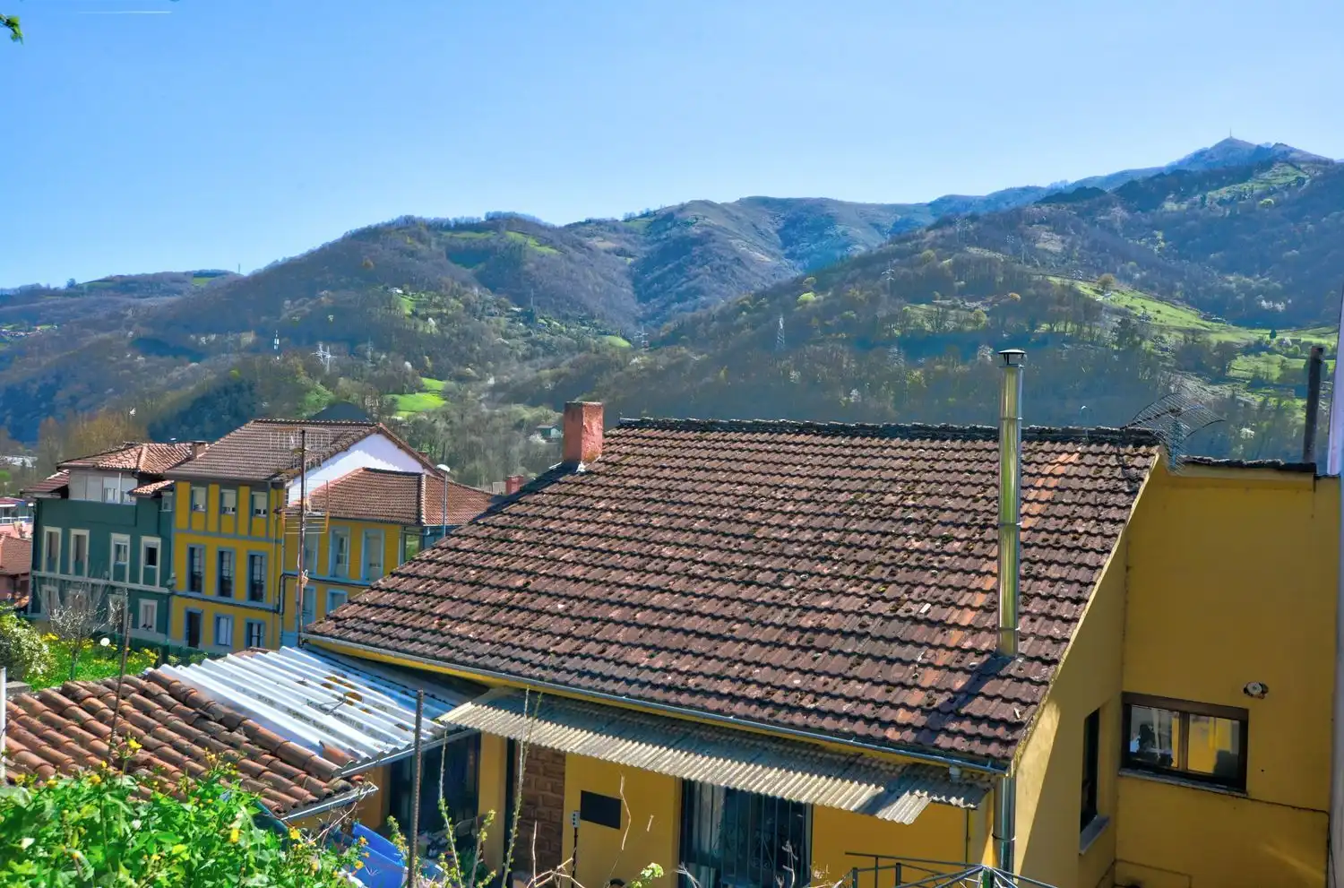 Vista exterior de Casa o xalet en venda en Lena amb Calefacció, Terrassa i Traster