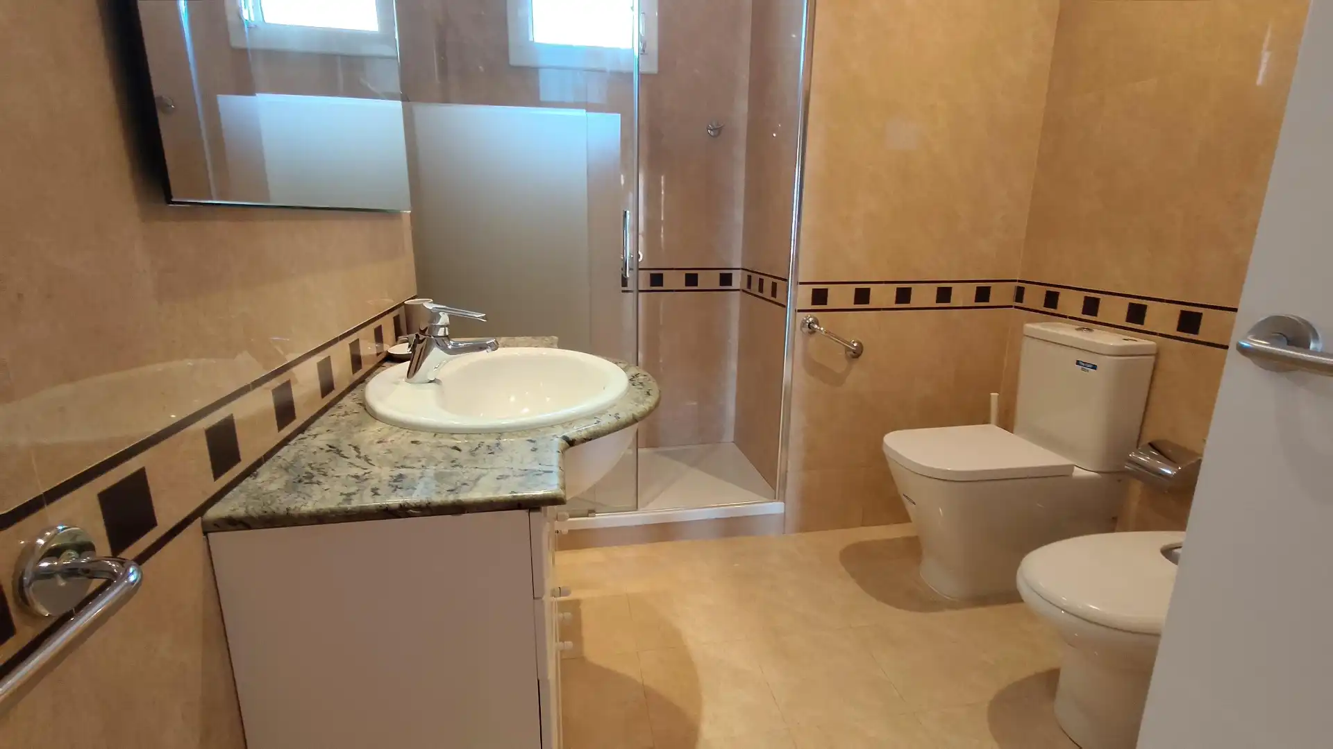 Badezimmer von Wohnung zur Miete in Barcelona mit Klimaanlage, Heizung und Parkett