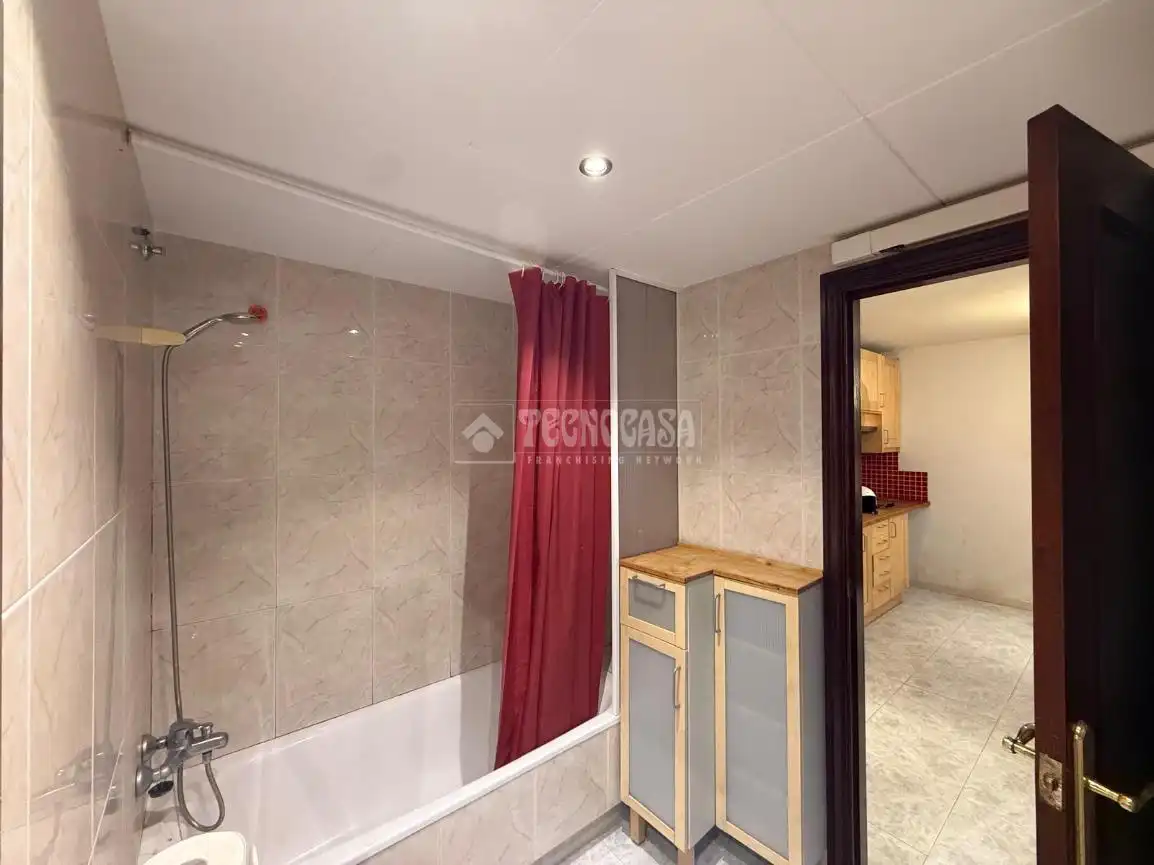 Baño de Local en venta en Sant Joan Despí con Aire acondicionado y Terraza
