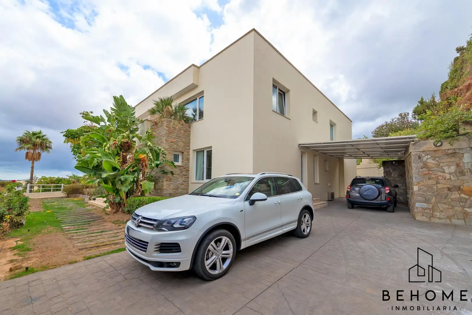 Vista exterior de Casa o xalet en venda en Alhaurín de la Torre amb Aire condicionat, Jardí privat i Terrassa