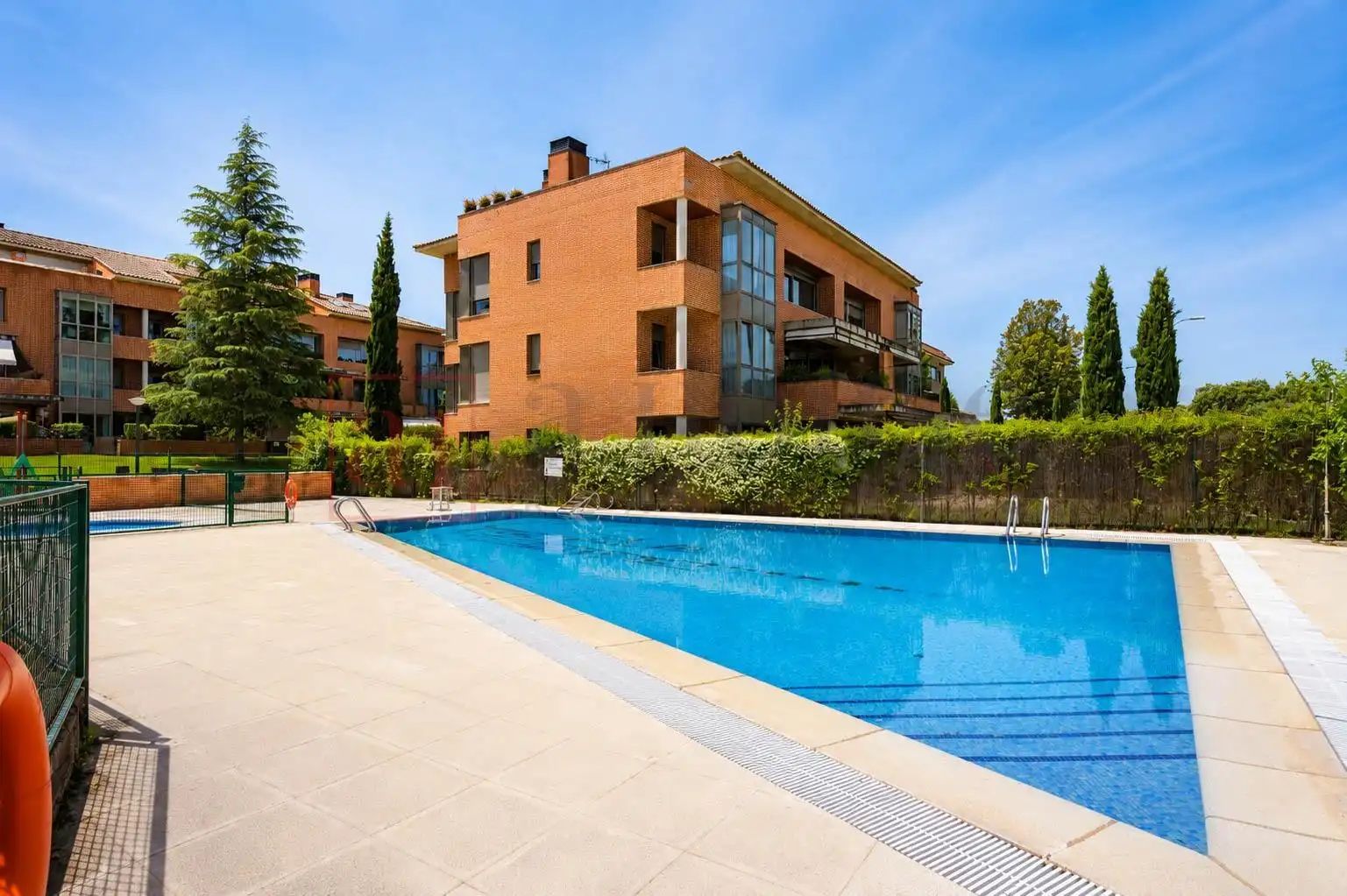 Schwimmbecken von Erdgeschoss zum Verkauf in Madrid mit Klimaanlage, Heizung und Privatgarten