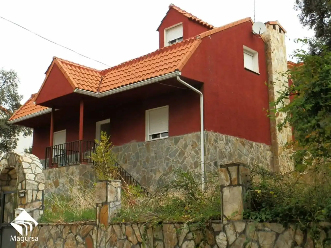 Außenansicht von Haus oder Chalet zum Verkauf in El Casar mit Privatgarten und Schwimmbad