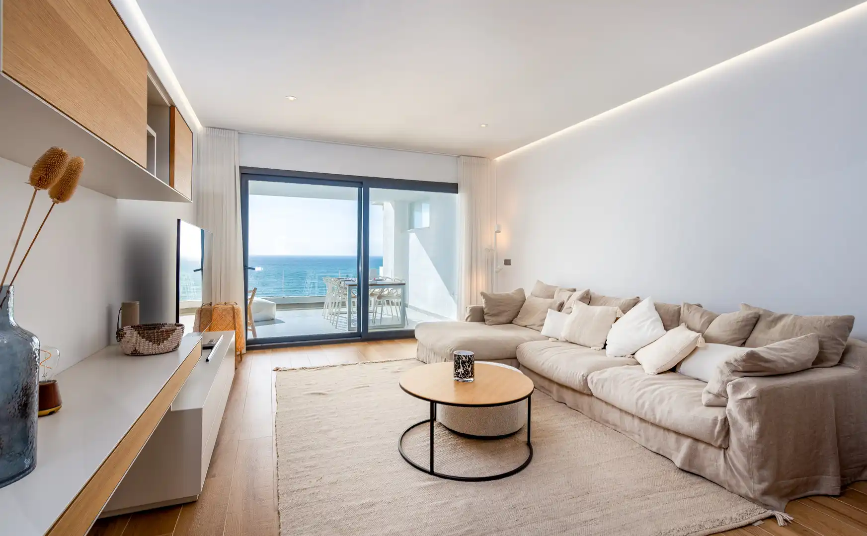 Wohnzimmer von Wohnungen zum Verkauf in La Alcaidesa mit Klimaanlage, Terrasse und Abstellraum