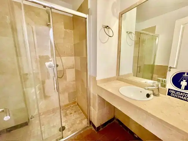 Badezimmer von Einfamilien-Reihenhaus zum Verkauf in Sotogrande mit Klimaanlage, Heizung und Privatgarten