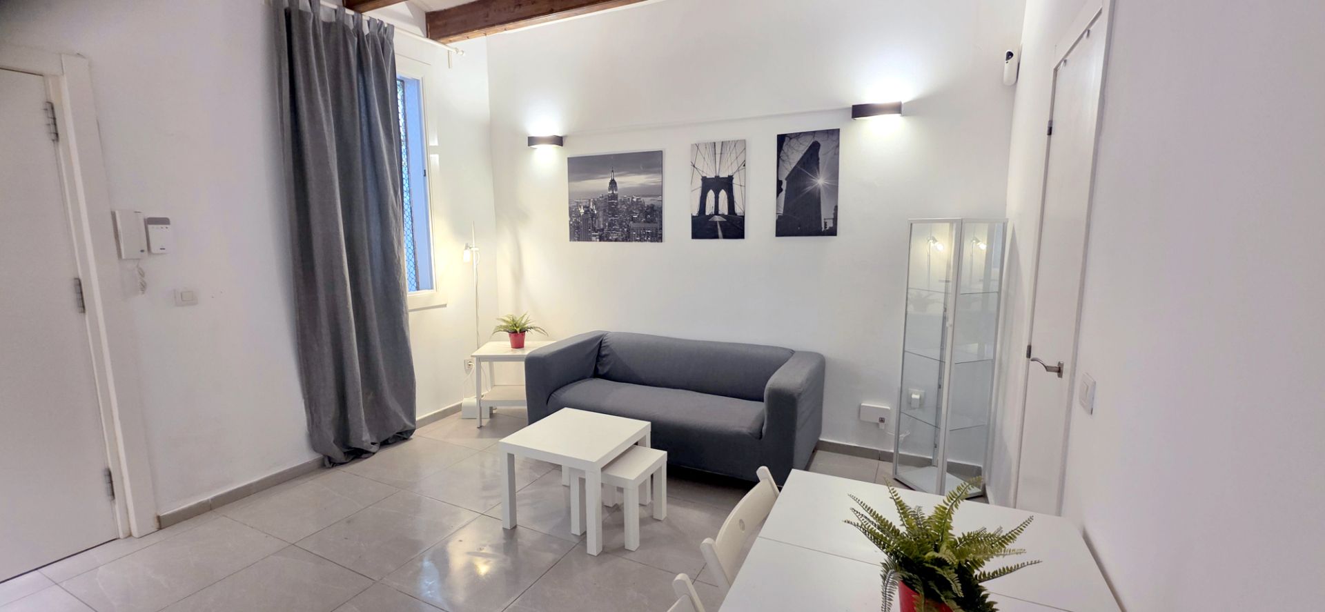 Living room of Flat to rent in L'Hospitalet de Llobregat  with Parquet flooring, Furnished and Oven