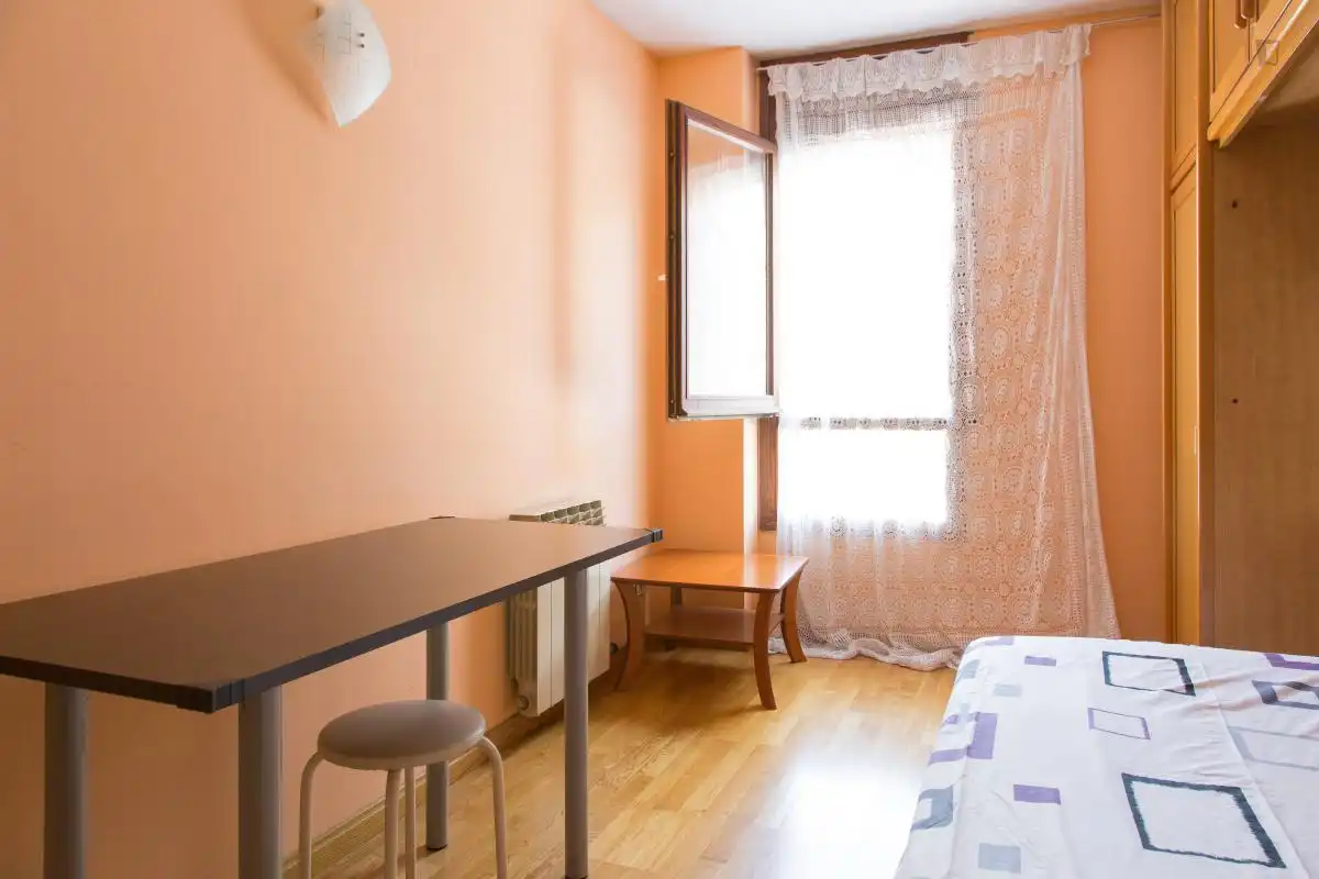 Room in Almeda - El Corte Inglés