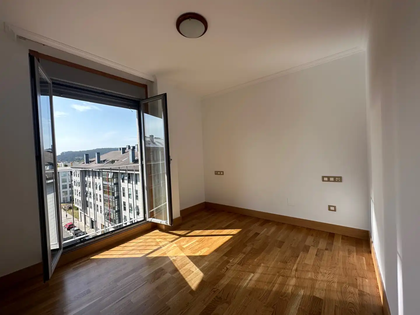 Schlafzimmer von Wohnungen zur Miete in Santiago de Compostela  mit Heizung, Parkett und Abstellraum