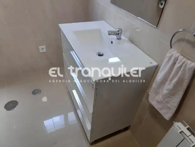 Baño de Piso de alquiler en Madrid con Terraza, Amueblado y Lavadora