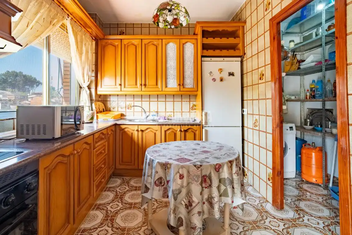 Cuina de Casa adosada en venda en Iznalloz amb Aire condicionat