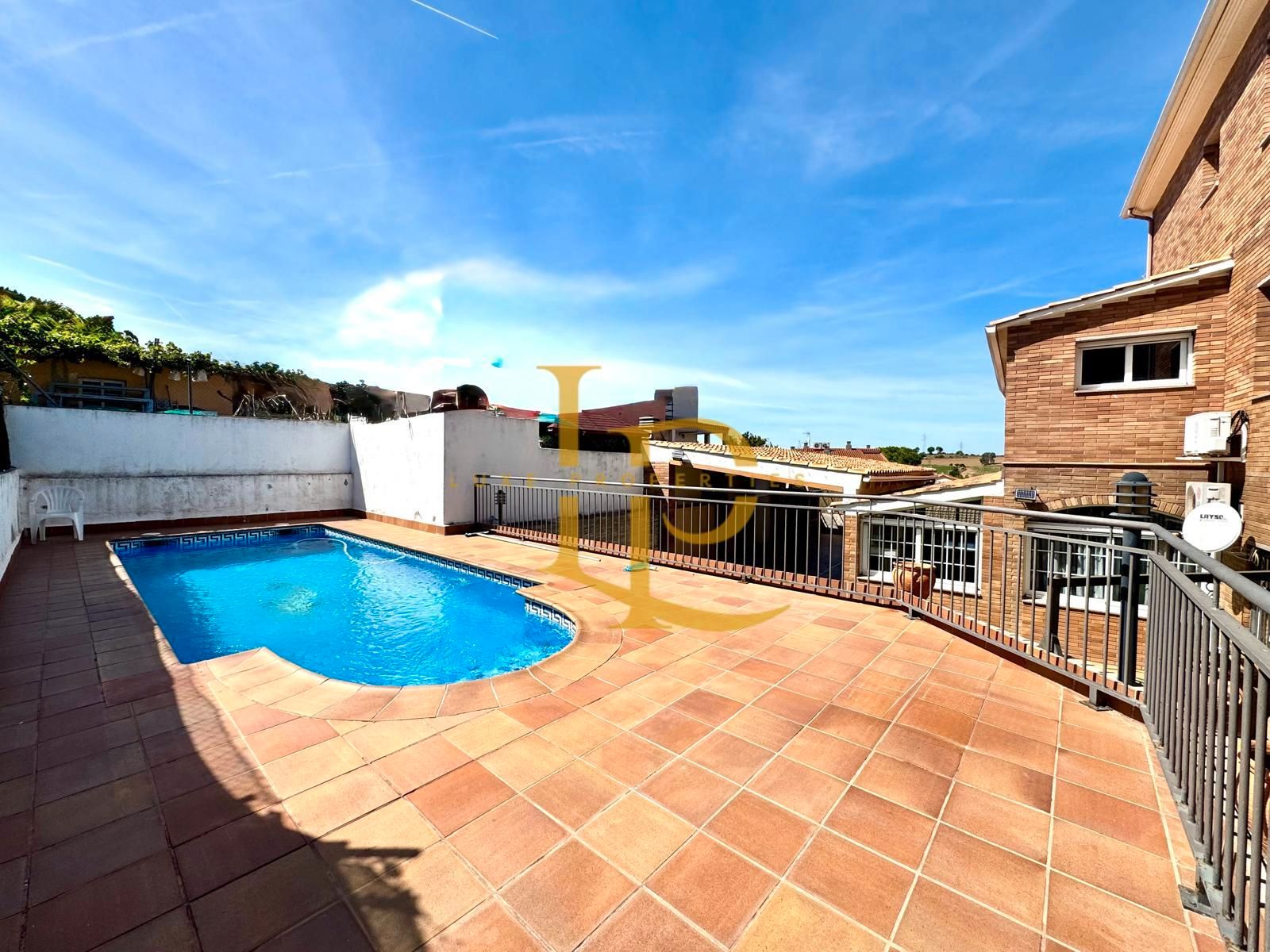 Vista exterior de Casa o xalet en venda en Rubí amb Aire condicionat, Calefacció i Jardí privat