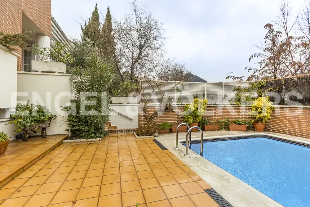 Swimming pool of Houses for sale in Madrid  with Air Conditioner, Heating and Private garden