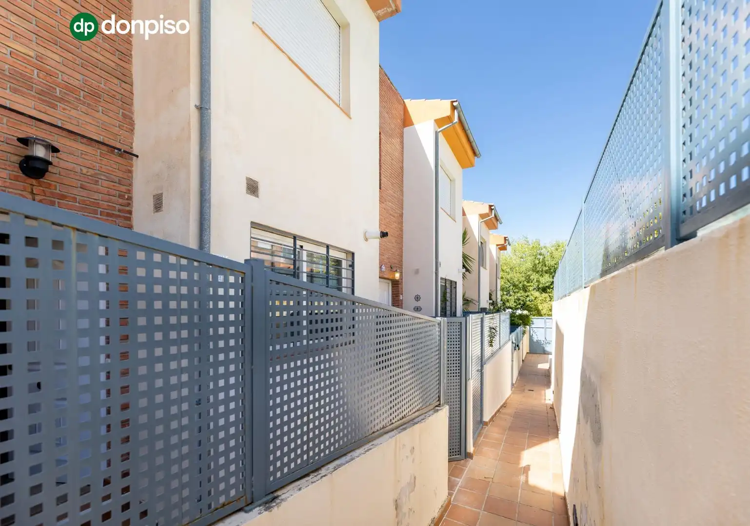 Vista exterior de Casa adosada en venta en Granada con Aire acondicionado, Calefacción y Piscina comunitaria
