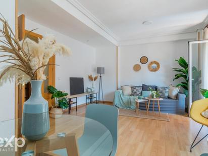 Sala d'estar de Pis en venda en  Madrid Capital amb Parquet i Terrassa