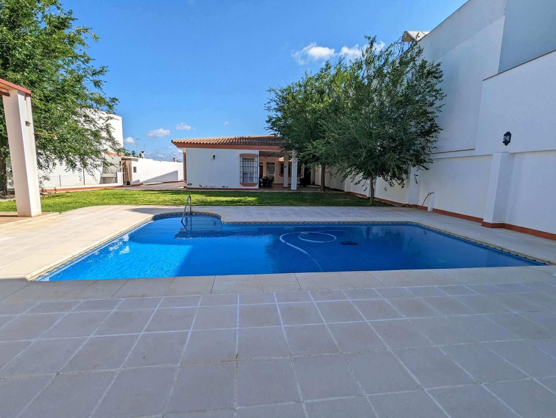 Swimming pool of House or chalet for sale in Albaida del Aljarafe  with Air Conditioner, Private garden and Terrace