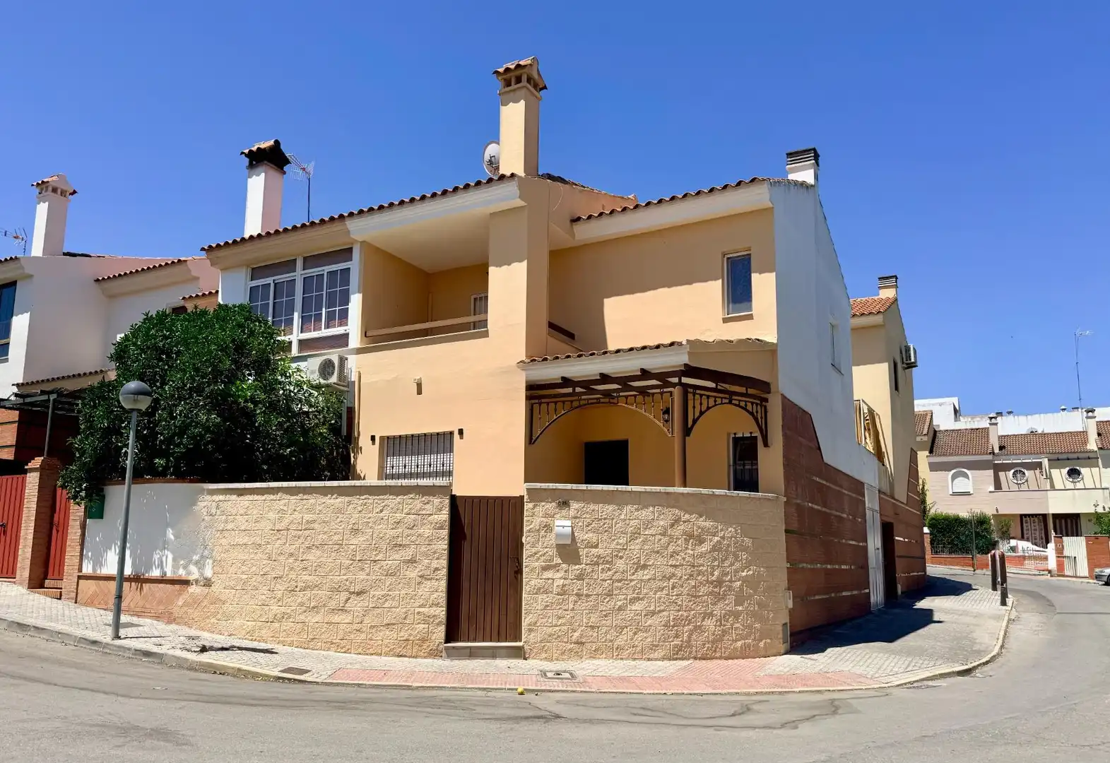 Vista exterior de Casa adosada en venda en Morón de la Frontera amb Aire condicionat, Terrassa i Traster