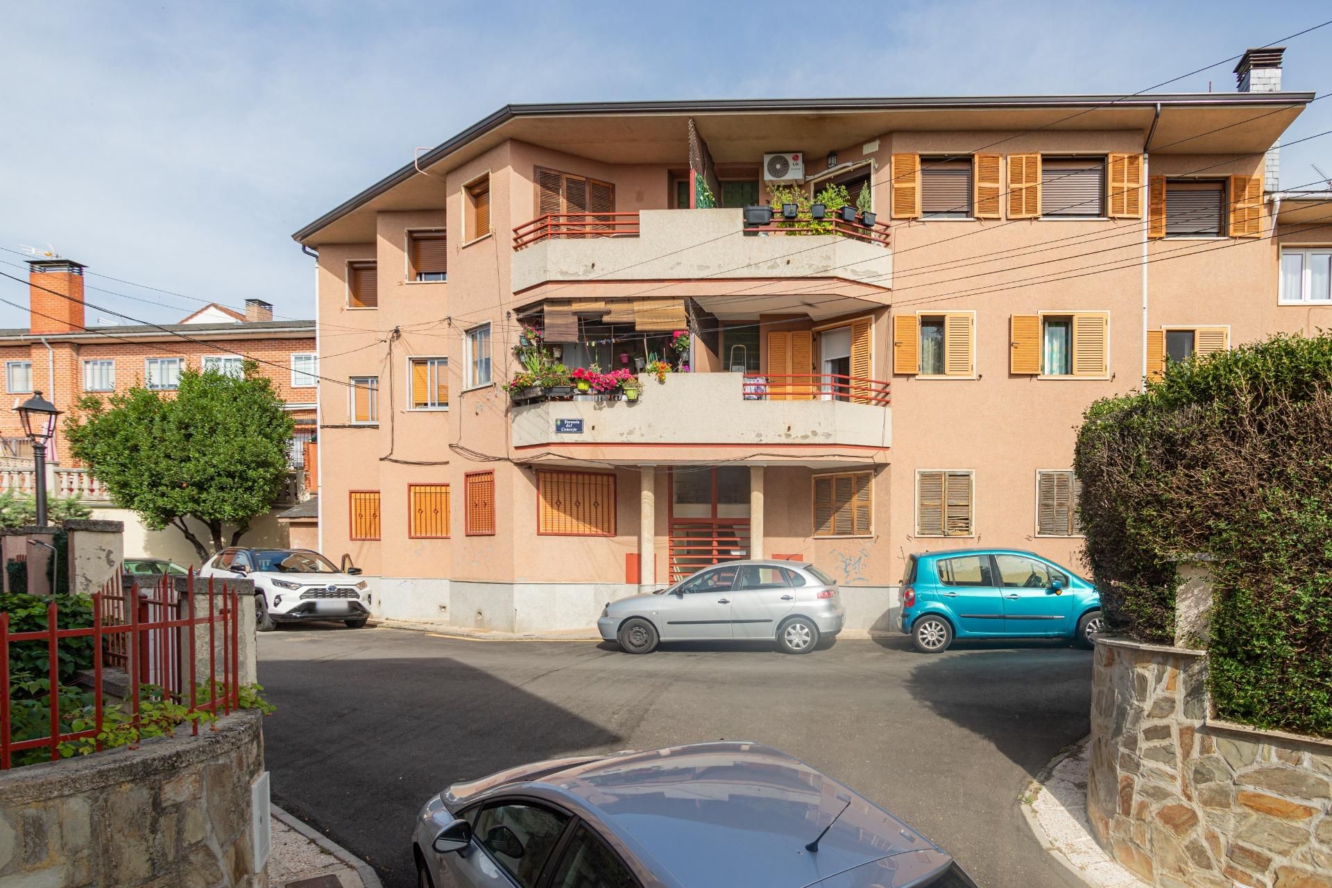 Vista exterior de Pis en venda en Miraflores de la Sierra amb Calefacció