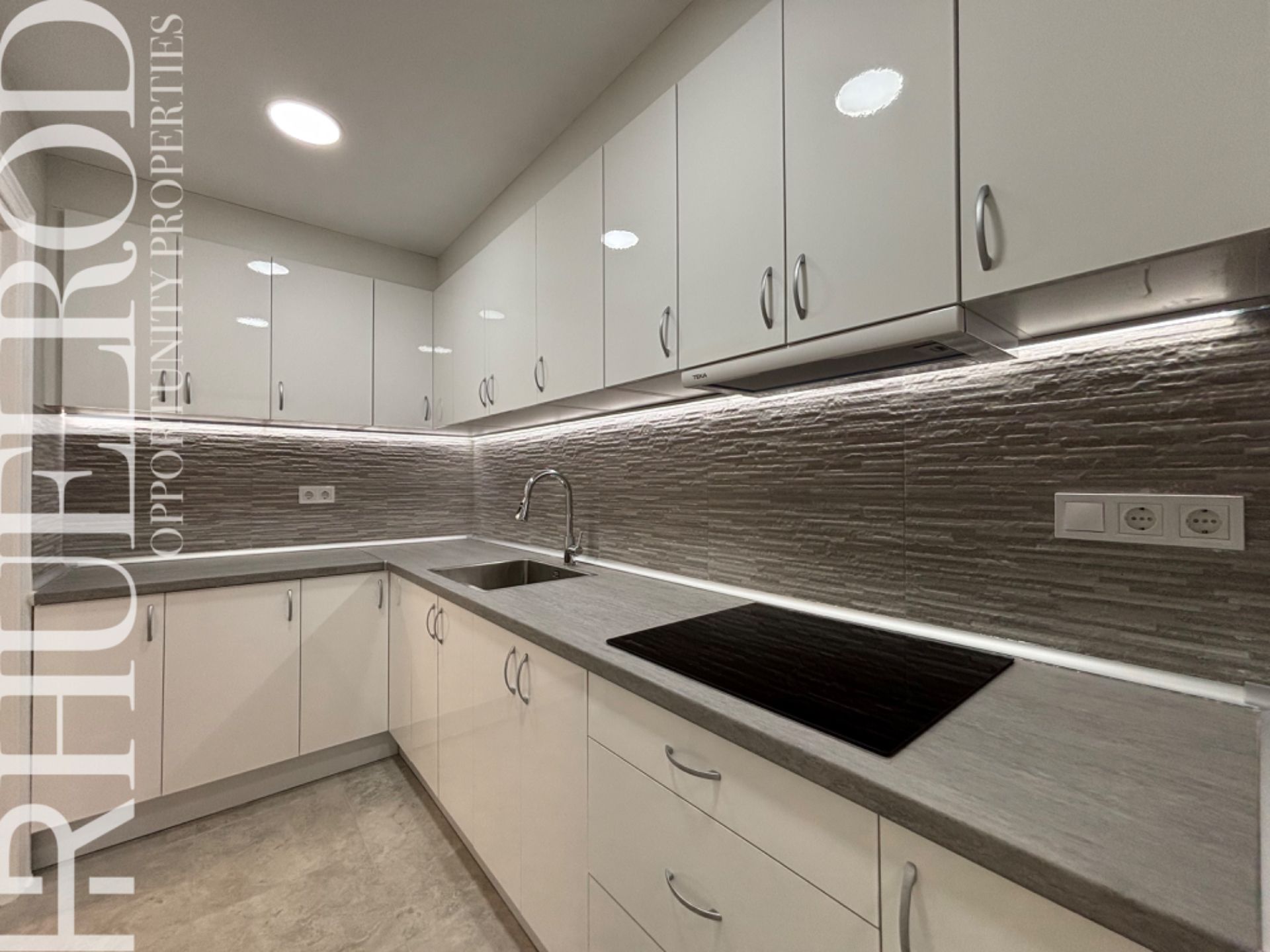 Cocina de Piso en venta en Malgrat de Mar con Horno, Microondas y Alarma