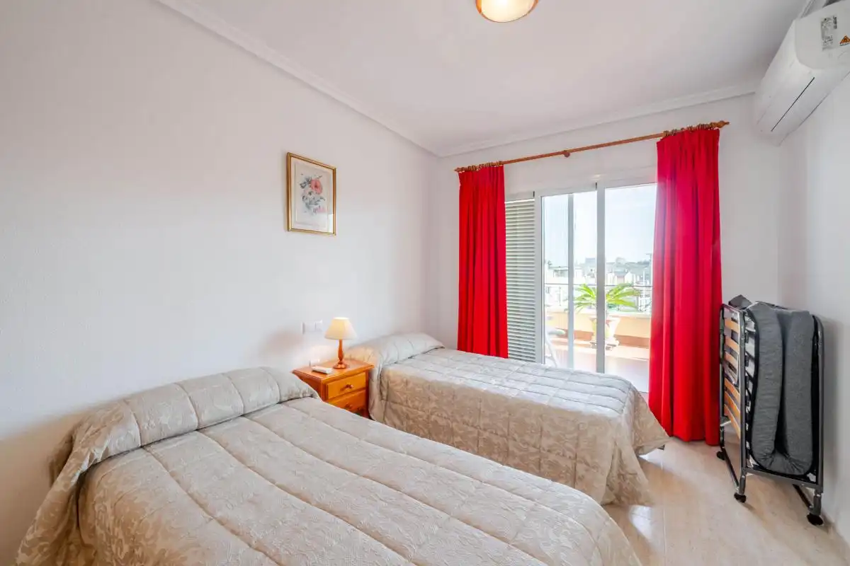 Habitación de Dúplex en venta en Santa Pola con Aire acondicionado, Calefacción y Jardín privado