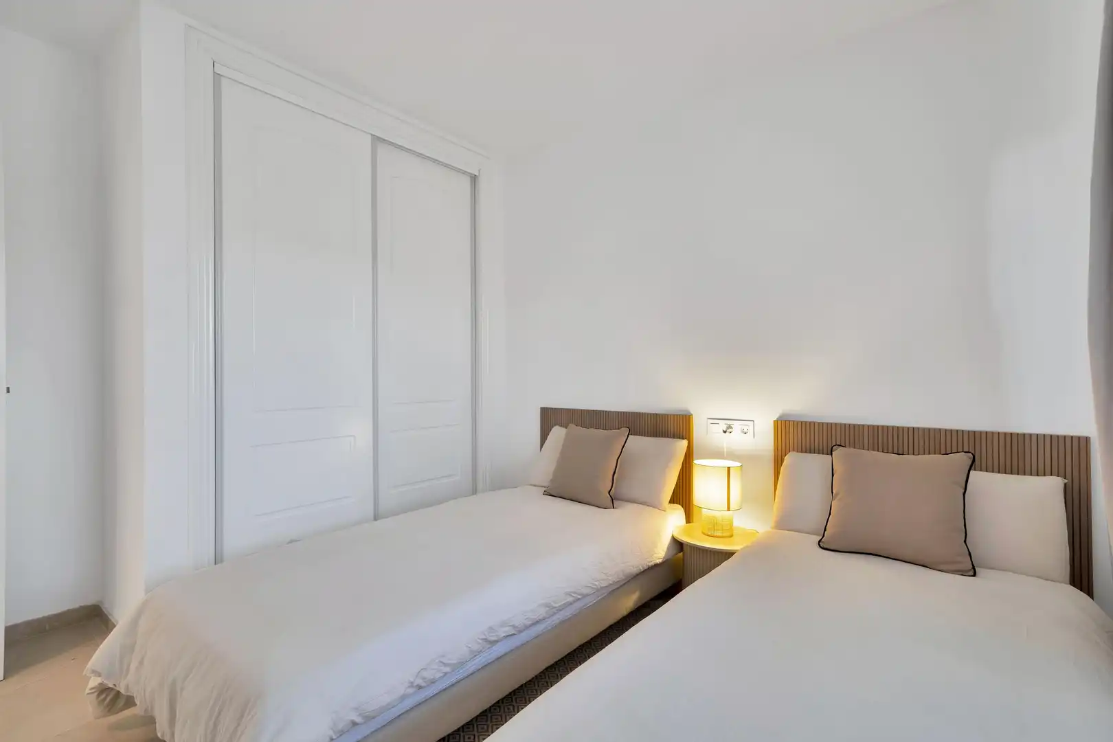 Dormitori de Apartament de lloguer en Marbella amb Jardí privat, Terrassa i Moblat