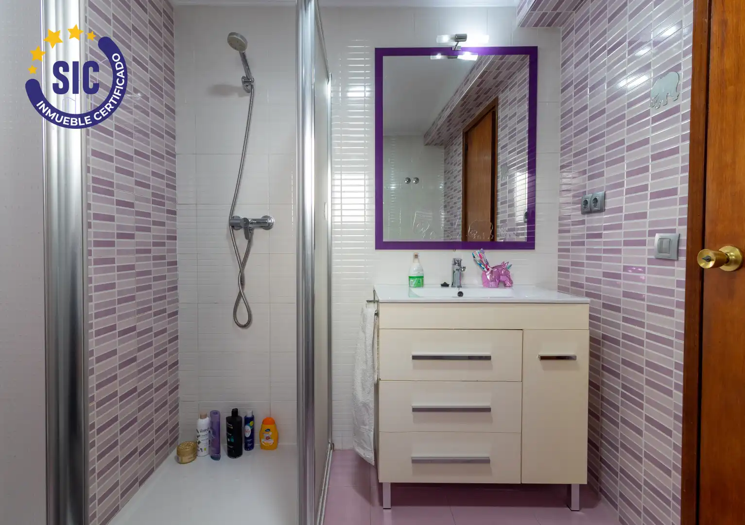 Baño de Piso en venta en Gilet con Calefacción y Balcón