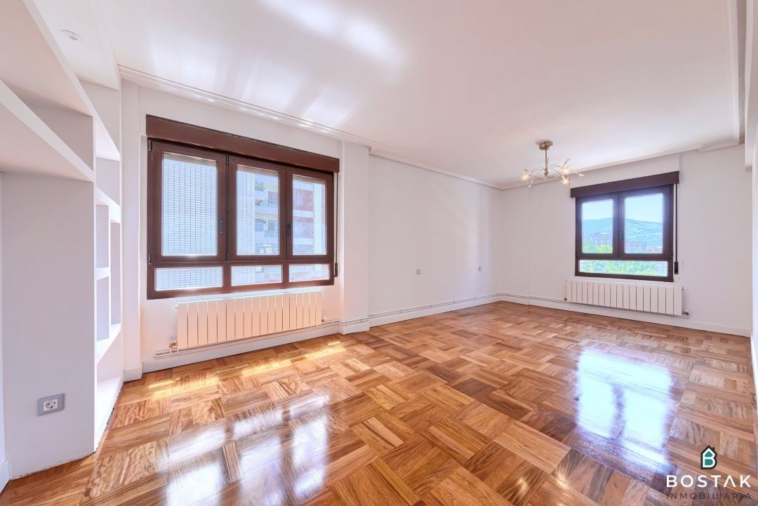 Sala d'estar de Pis en venda en Bilbao  amb Calefacció, Traster i Balcó