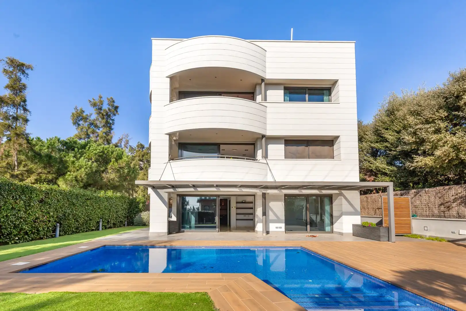 Vista exterior de Casa o xalet en venda en Esplugues de Llobregat amb Aire condicionat, Calefacció i Terrassa