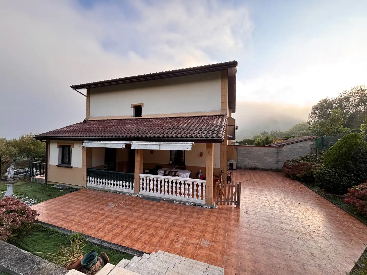 Vista exterior de Casa o xalet en venda en Irun  amb Calefacció, Jardí privat i Traster