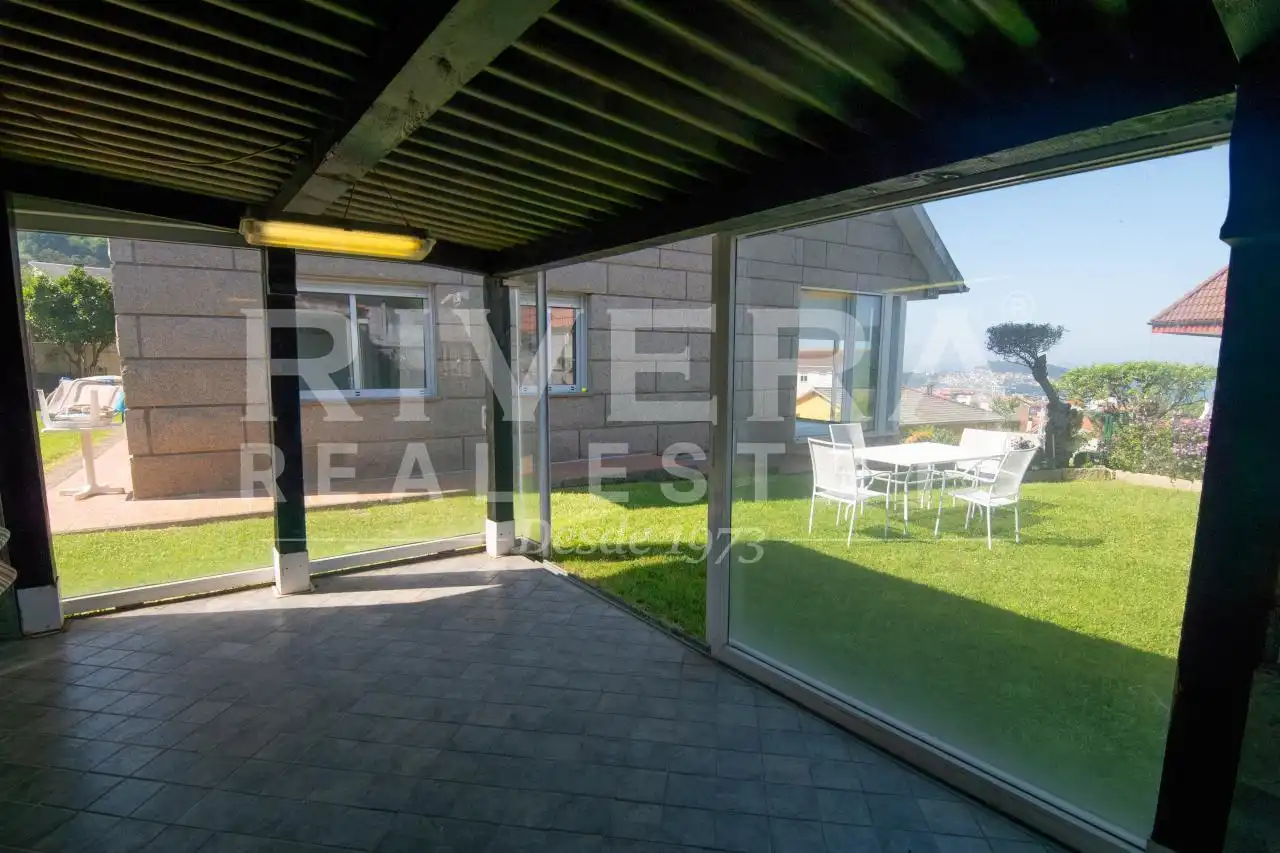 Terrassa de Casa o xalet en venda en Redondela amb Calefacció i Jardí privat