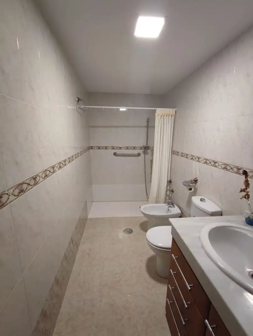Baño de Piso de alquiler en Sevilla con Aire acondicionado, Calefacción y Horno