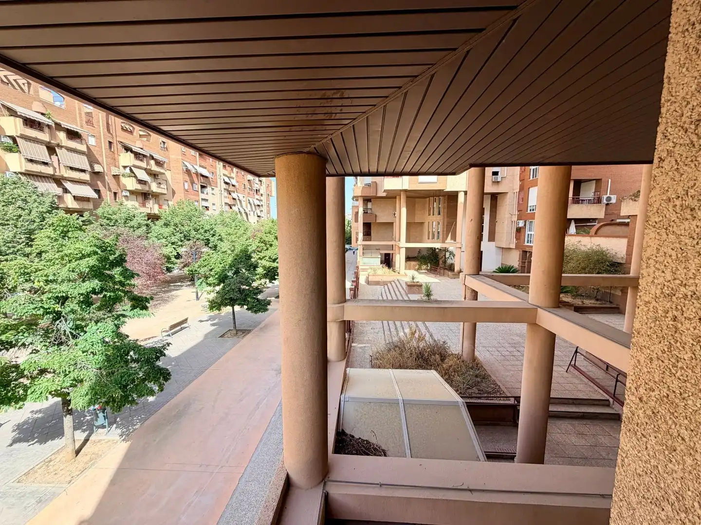 Vista exterior de Piso de alquiler en Granada con Terraza y Amueblado
