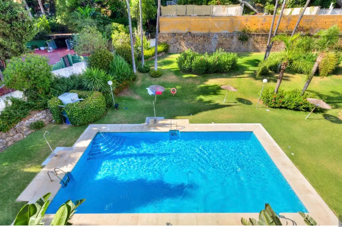 Piscina de Pis en venda en Marbella amb Aire condicionat, Terrassa i Traster