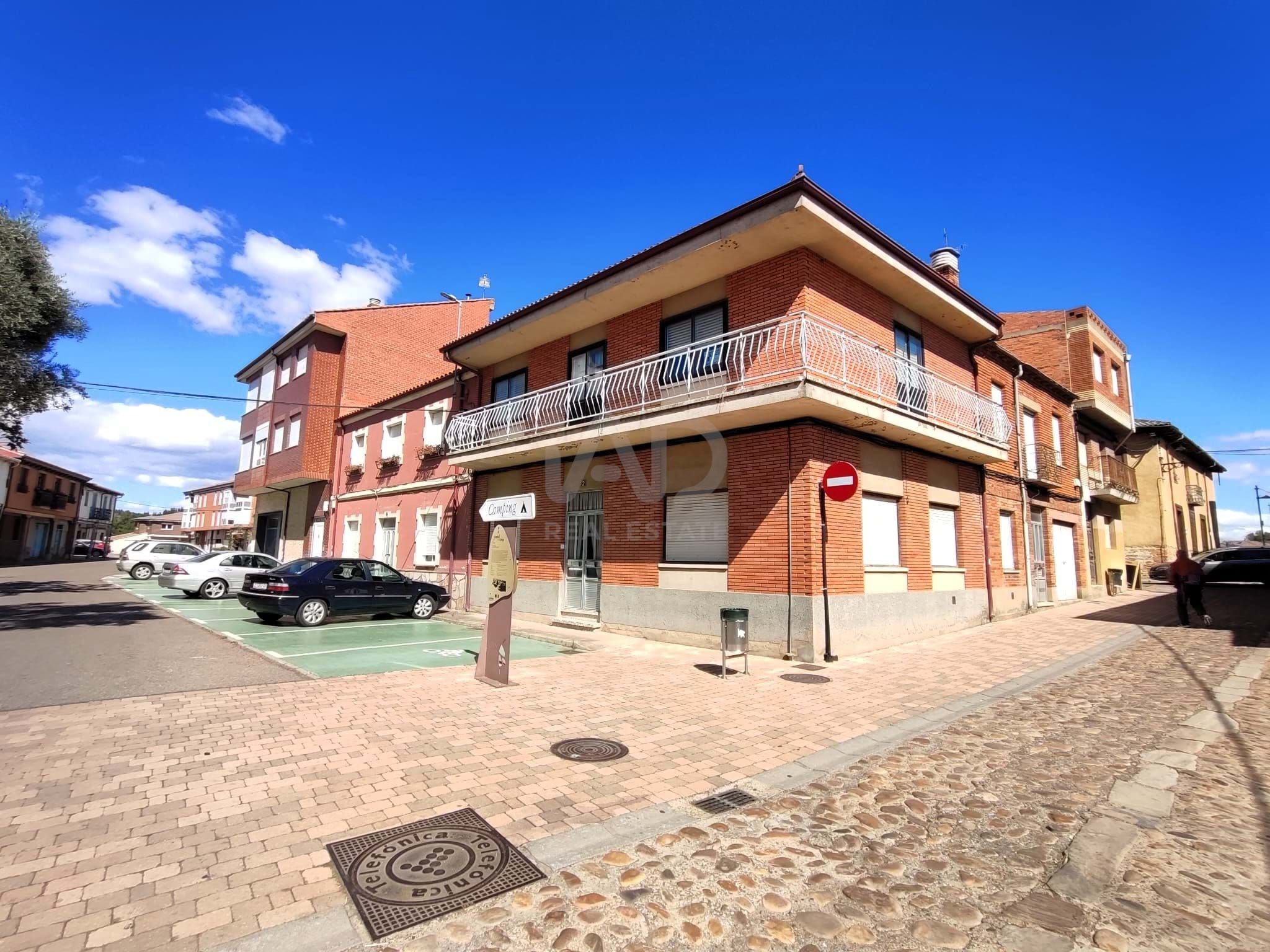 Vista exterior de Edifici en venda en Hospital de Órbigo