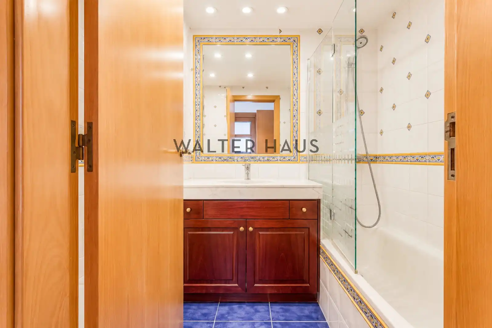 Badezimmer von Dachboden zum Verkauf in Barcelona mit Klimaanlage, Heizung und Parkett